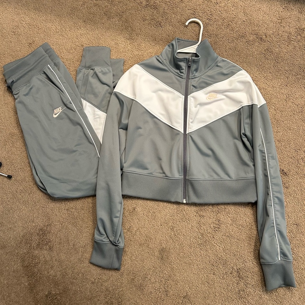 Nike Women's Gray and White Zip-Up Active Set